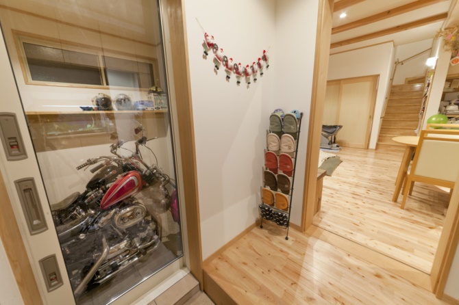 信濃町内バイクの見えるインナーガレージ付き定額制<br>長期優良住宅。（オプションあり）<の写真2