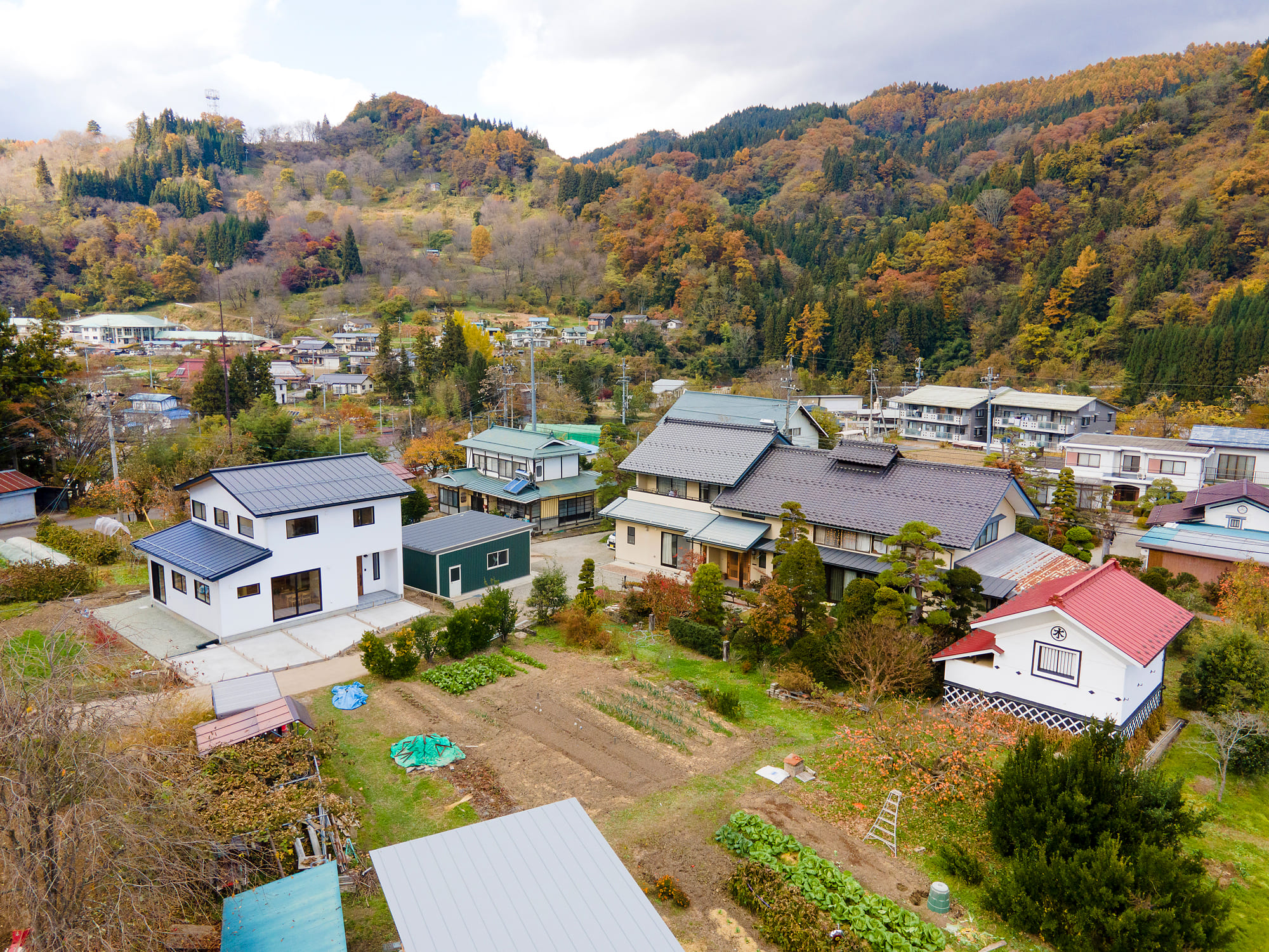 山あいの豊かな自然を取り込んだリビングのお家<の写真1