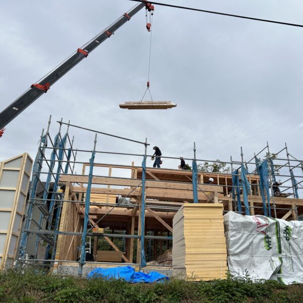 飯綱町　家族が繋がるオープンな空間設計のfarmhouse