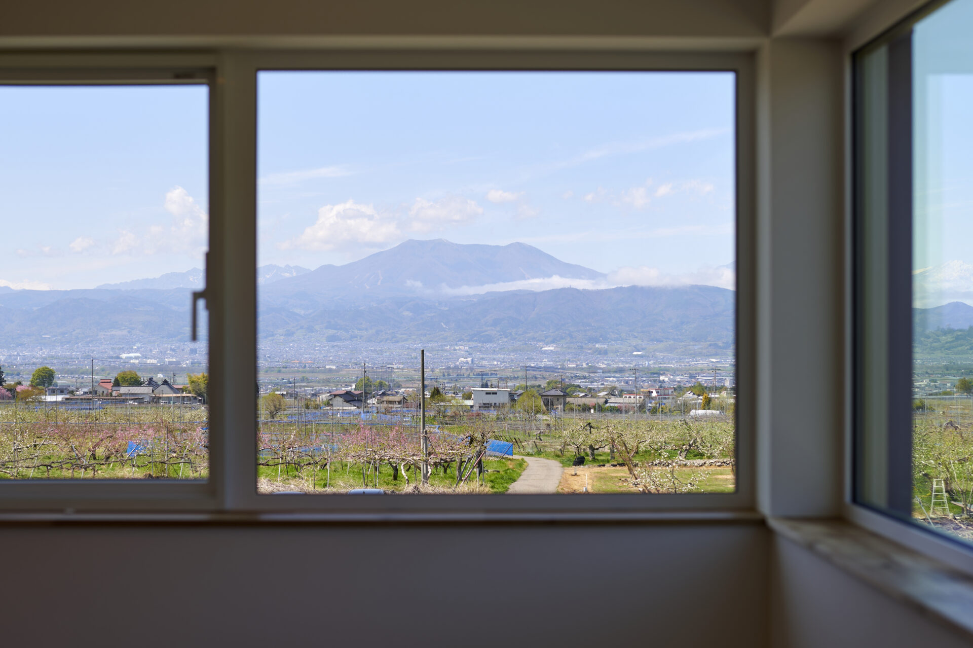 余白が生み出す心地よさ ゴロゴロしたいを叶える広々リビングのお家の写真