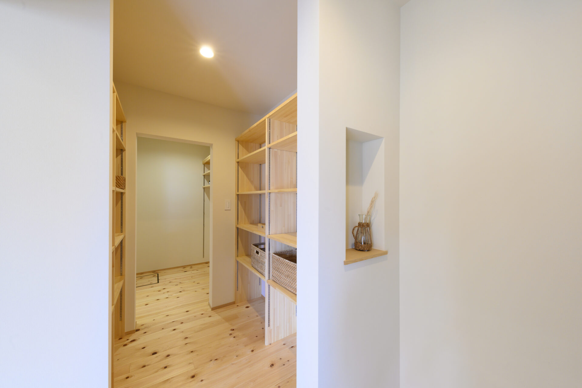 土間リビングと薪ストーブがある平屋のお家の写真