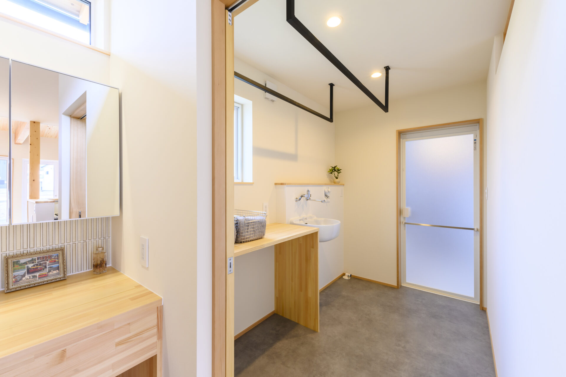 土間リビングと薪ストーブがある平屋のお家の写真