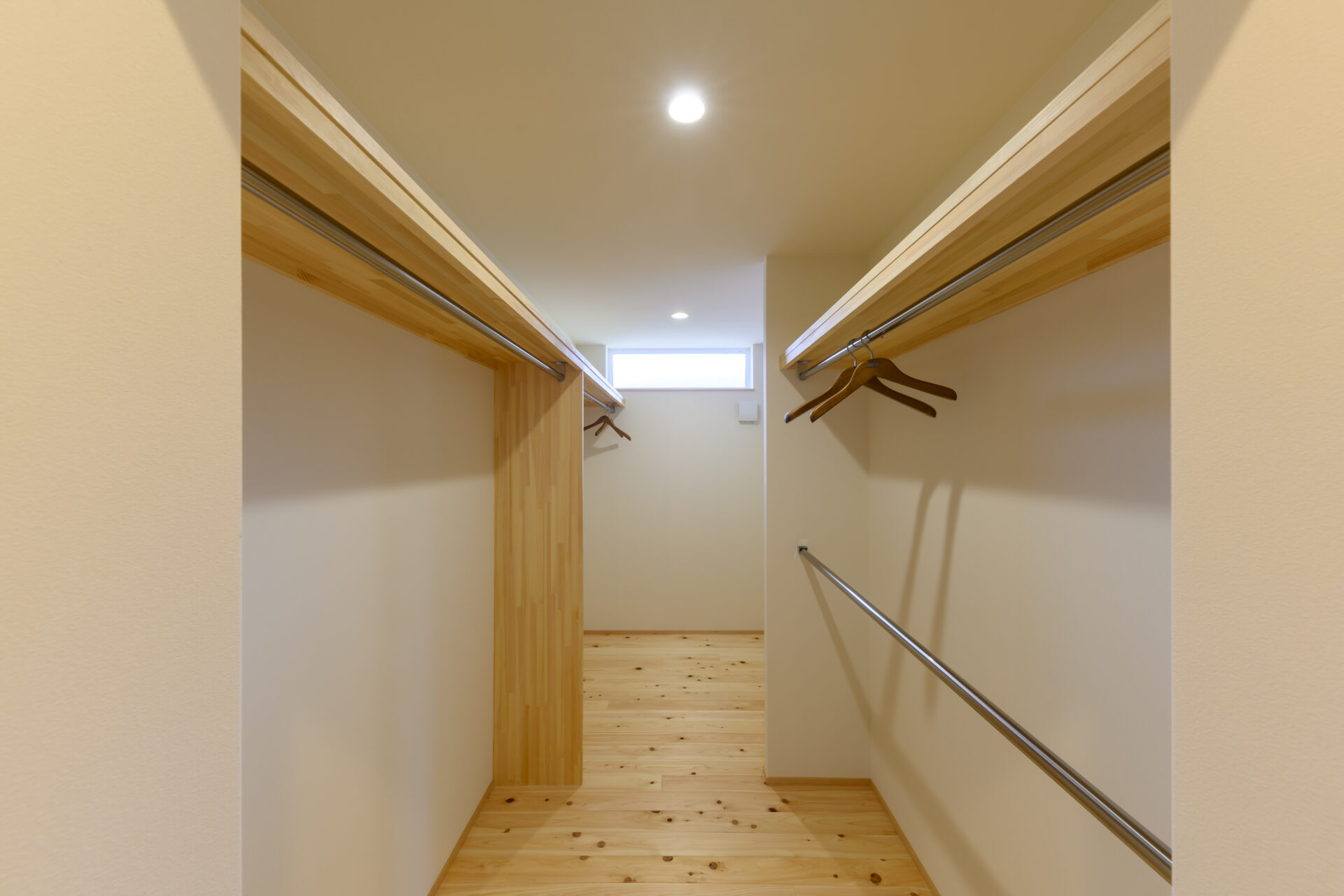 土間リビングと薪ストーブがある平屋のお家の写真