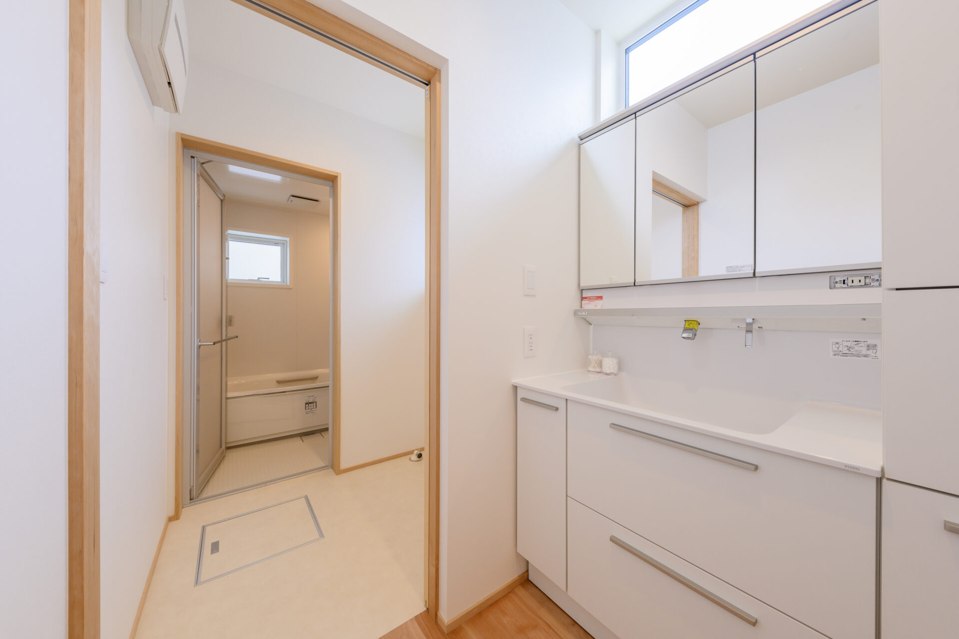 静かに集中、ゆったりくつろぐ 書斎と畳のある上質な住まいの写真