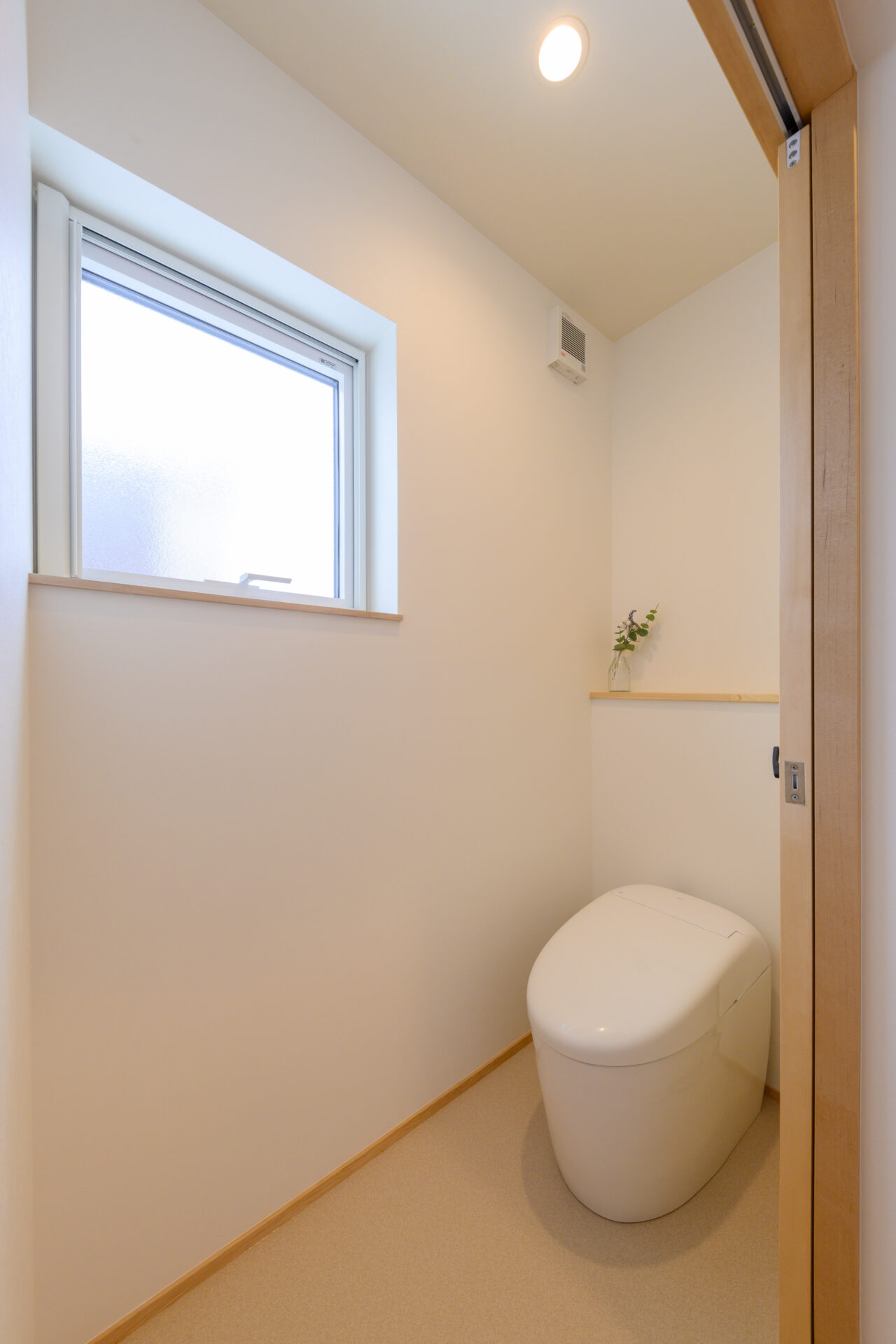 静かに集中、ゆったりくつろぐ 書斎と畳のある上質な住まいの写真