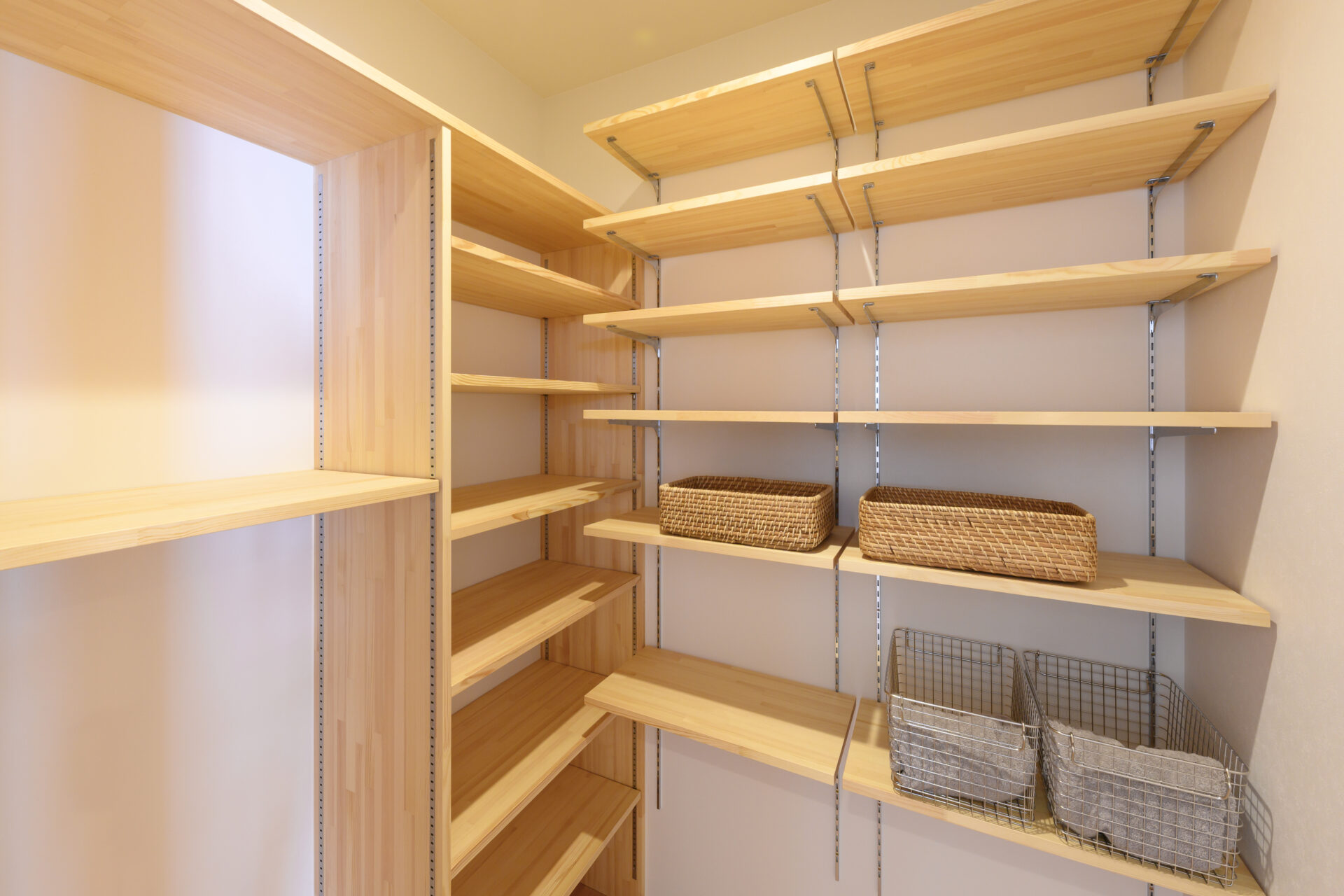 静かに集中、ゆったりくつろぐ 書斎と畳のある上質な住まいの写真
