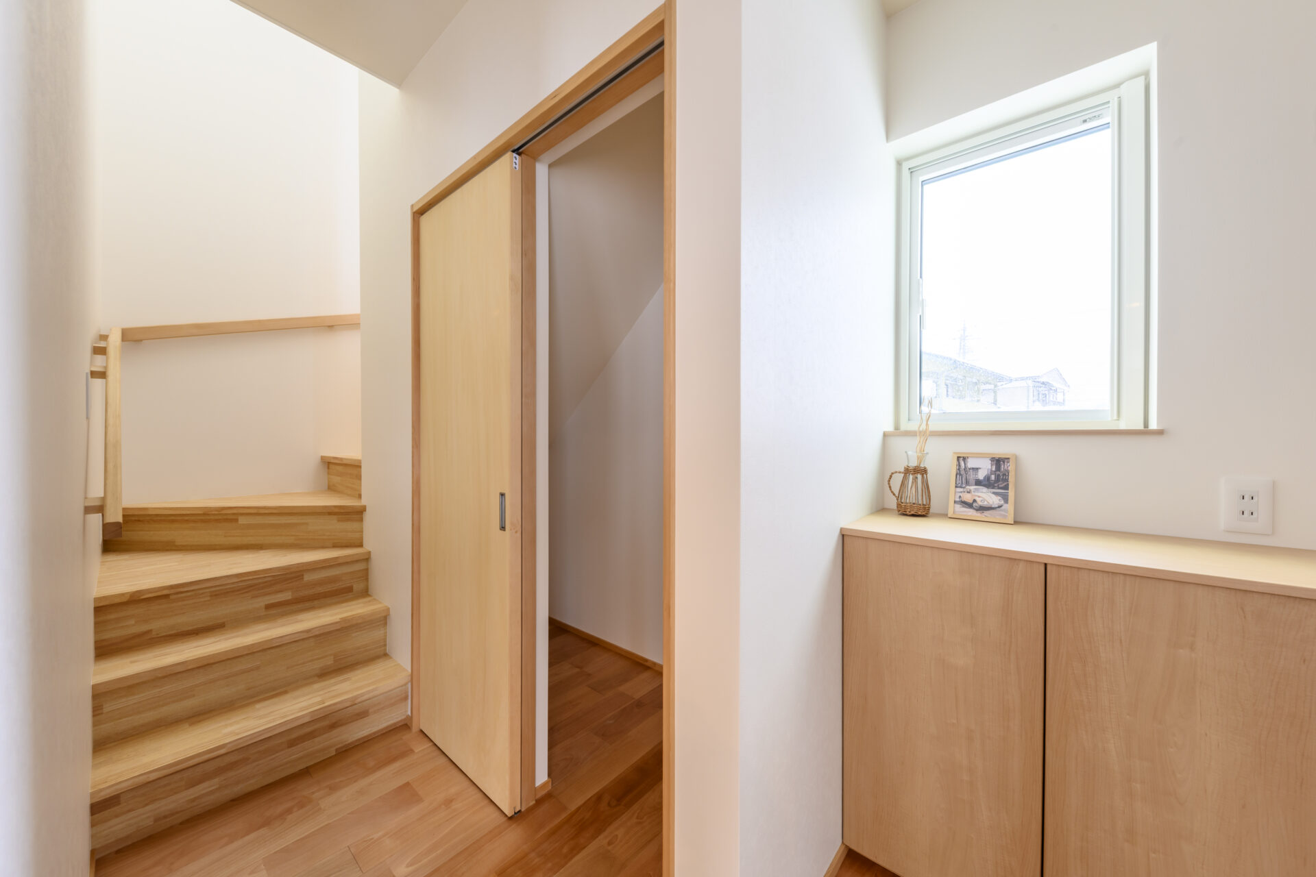 静かに集中、ゆったりくつろぐ 書斎と畳のある上質な住まいの写真