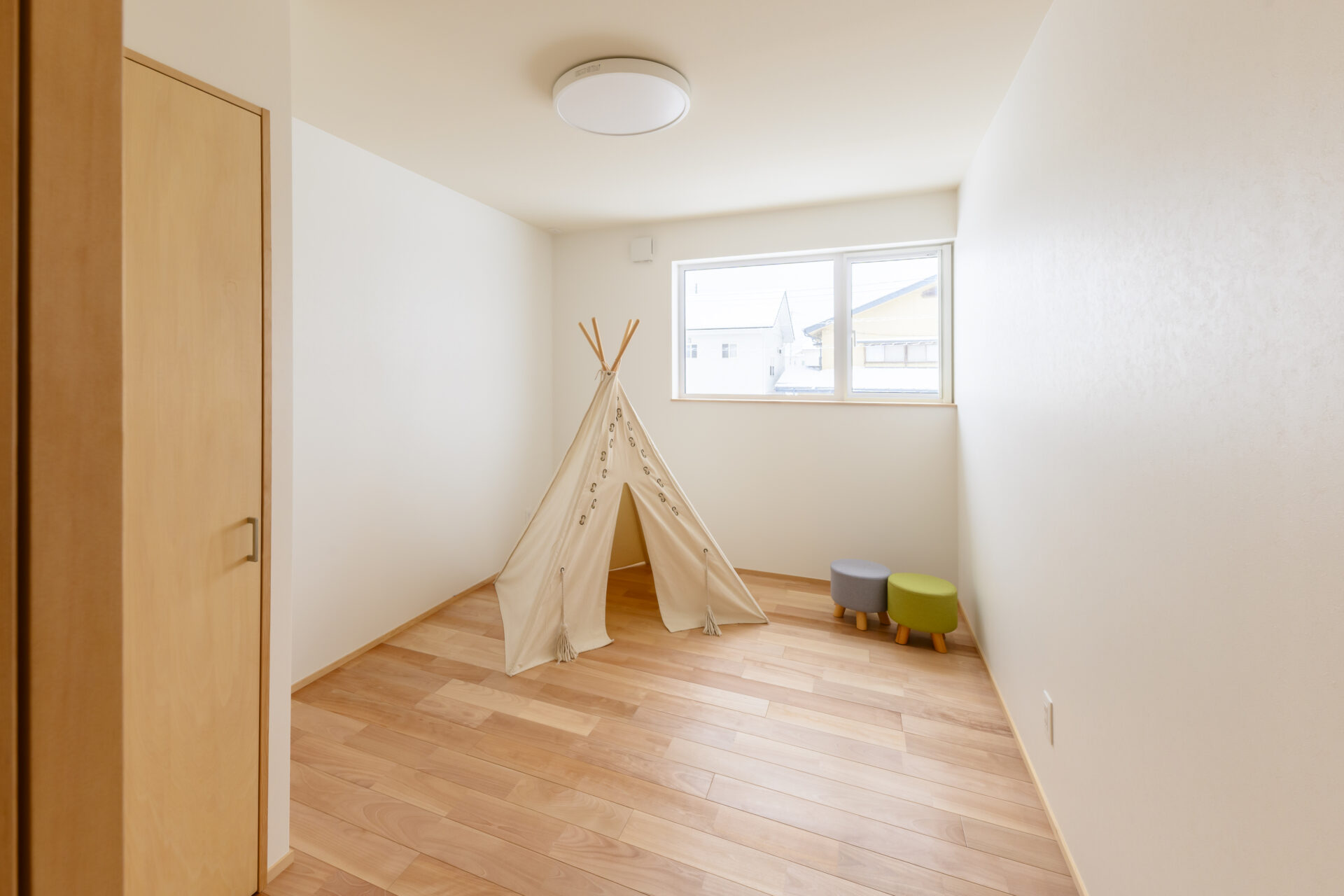 静かに集中、ゆったりくつろぐ 書斎と畳のある上質な住まいの写真