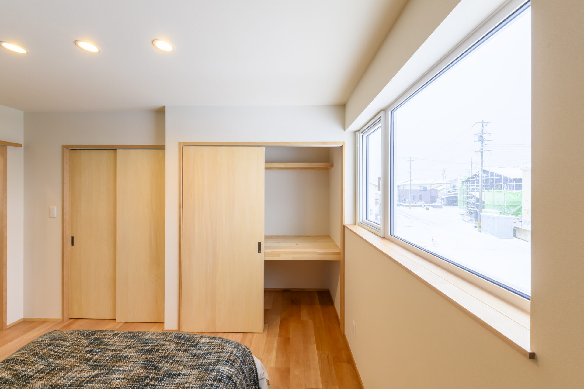 静かに集中、ゆったりくつろぐ 書斎と畳のある上質な住まいの写真