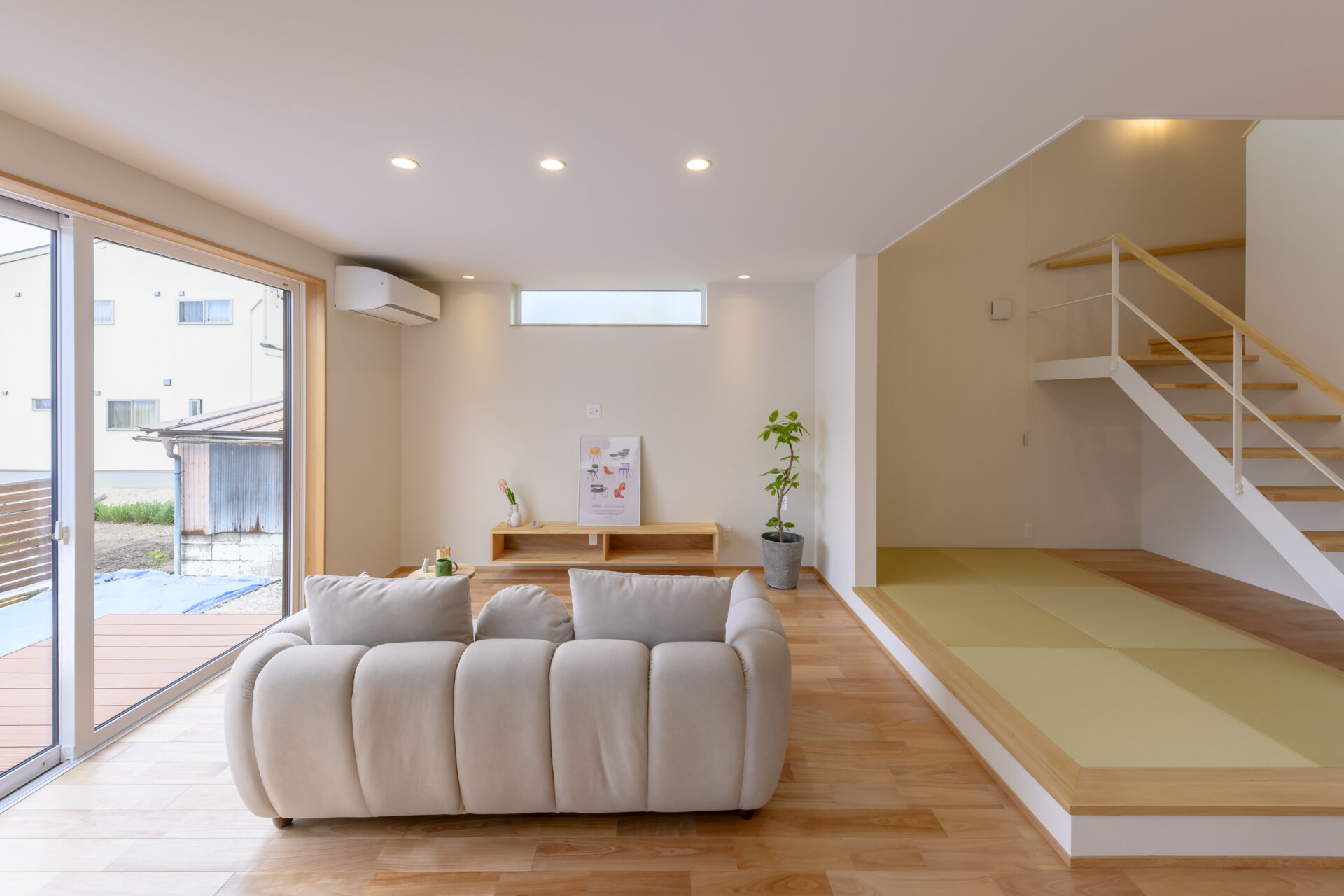 県産材の香りに包まれた、開放感あふれる三角屋根のお家の写真