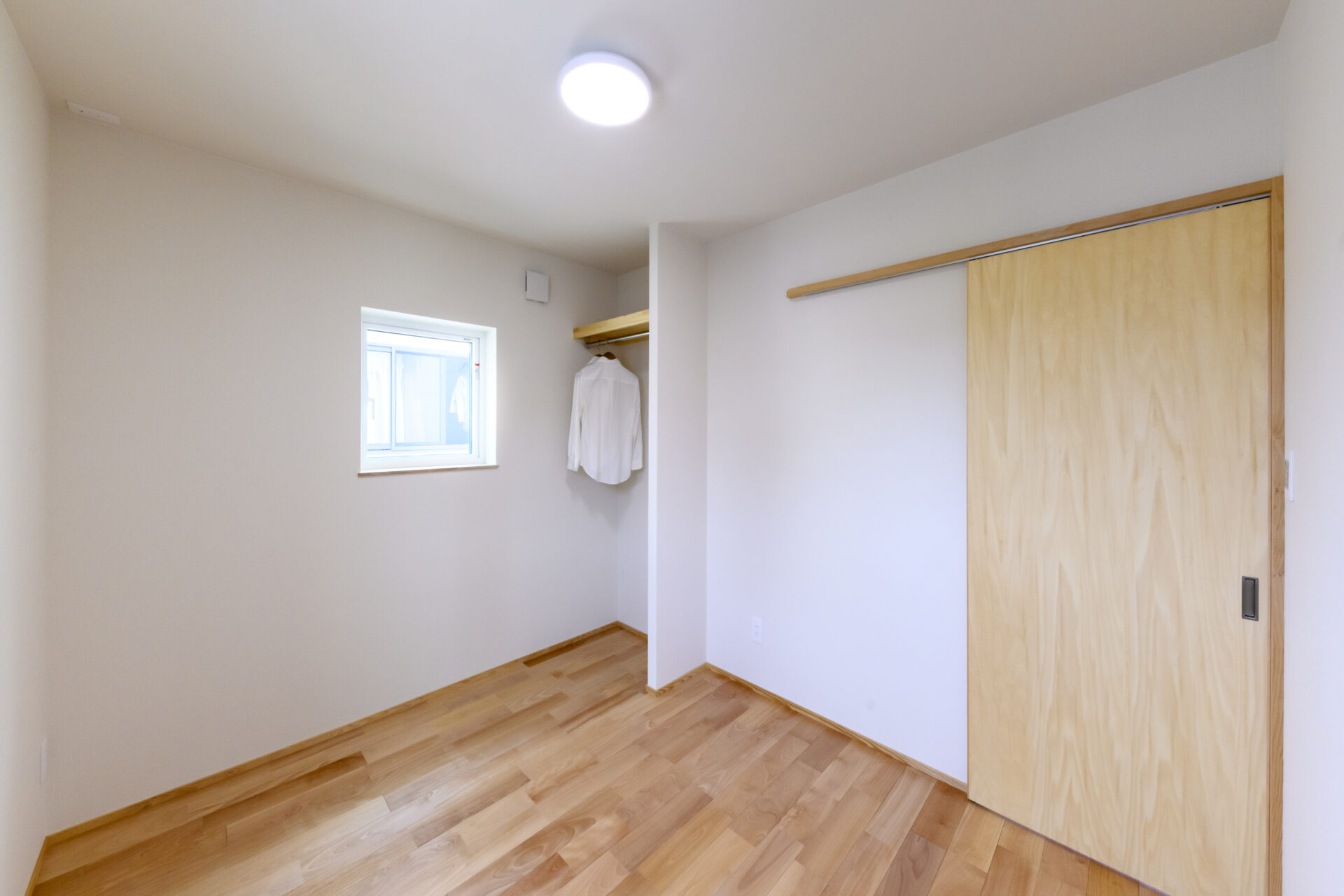 県産材の香りに包まれた、開放感あふれる三角屋根のお家の写真