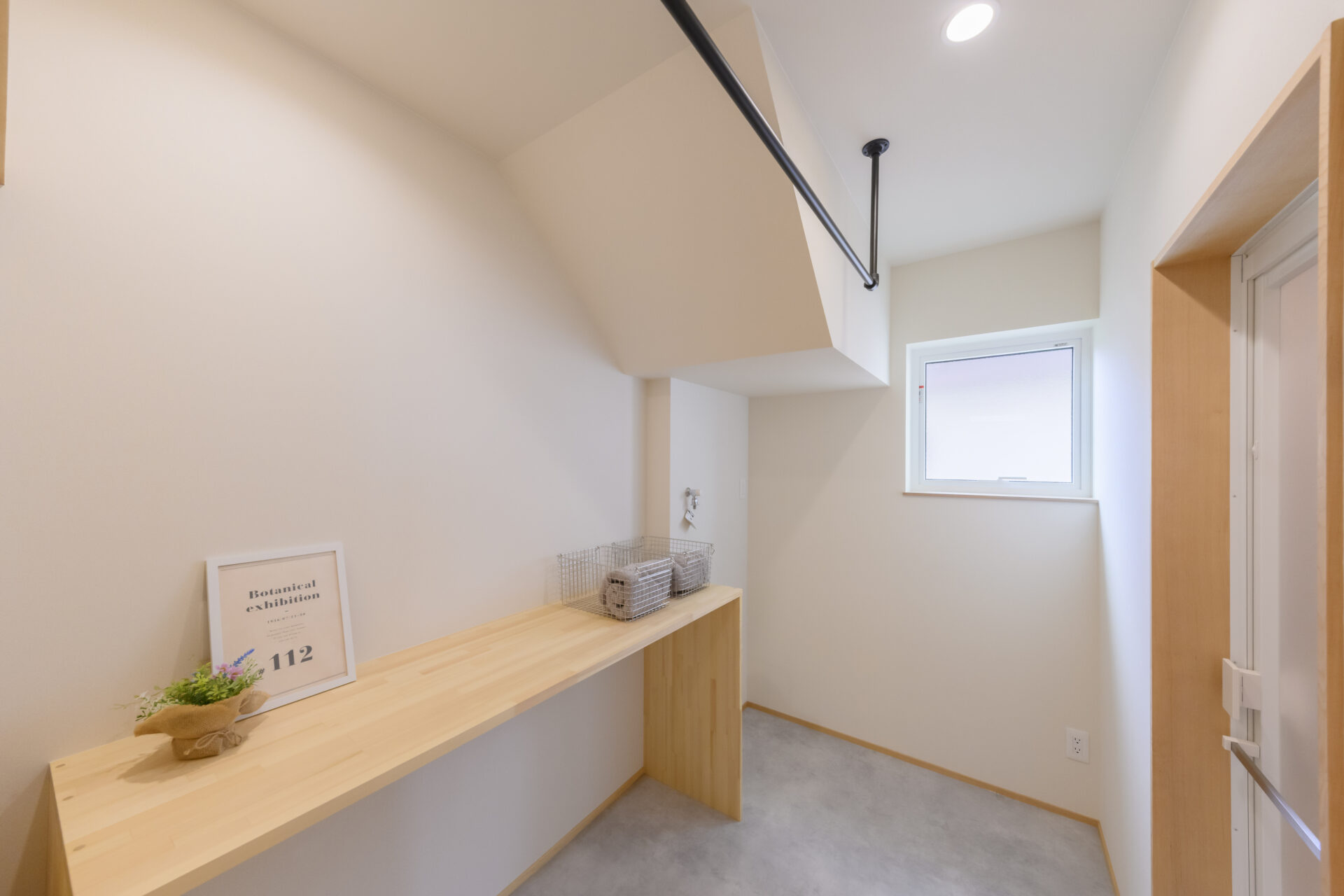 県産材の香りに包まれた、開放感あふれる三角屋根のお家の写真