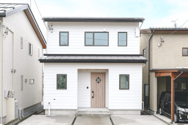 自然の温もりの中で家族が団らんしたくなるお家