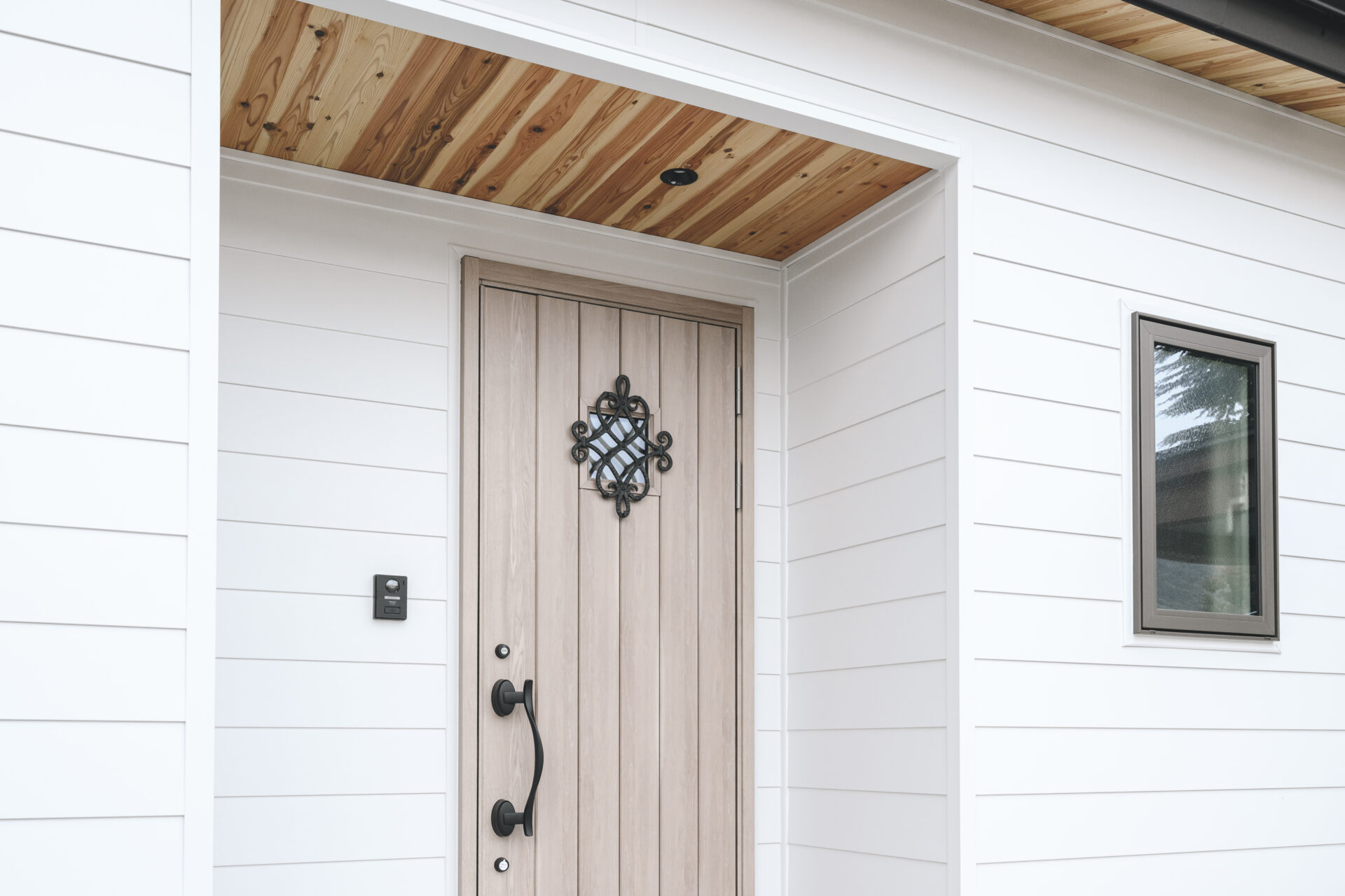 自然の温もりの中で家族が団らんしたくなるお家の写真