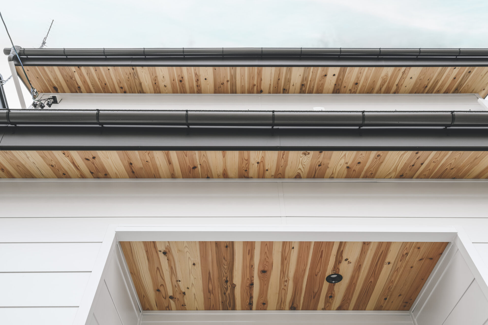 自然の温もりの中で家族が団らんしたくなるお家の写真