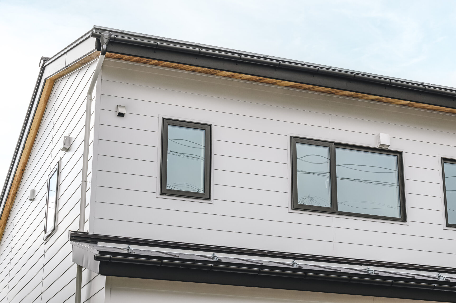 自然の温もりの中で家族が団らんしたくなるお家の写真