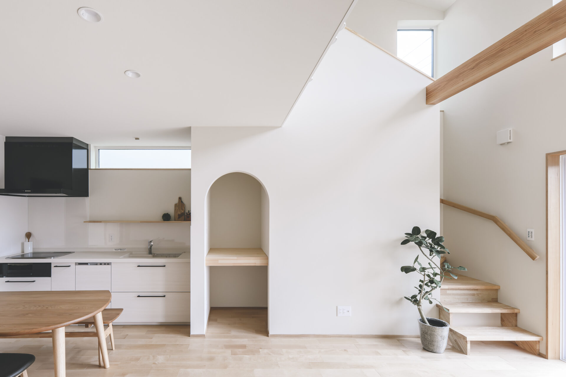 自然の温もりの中で家族が団らんしたくなるお家の写真