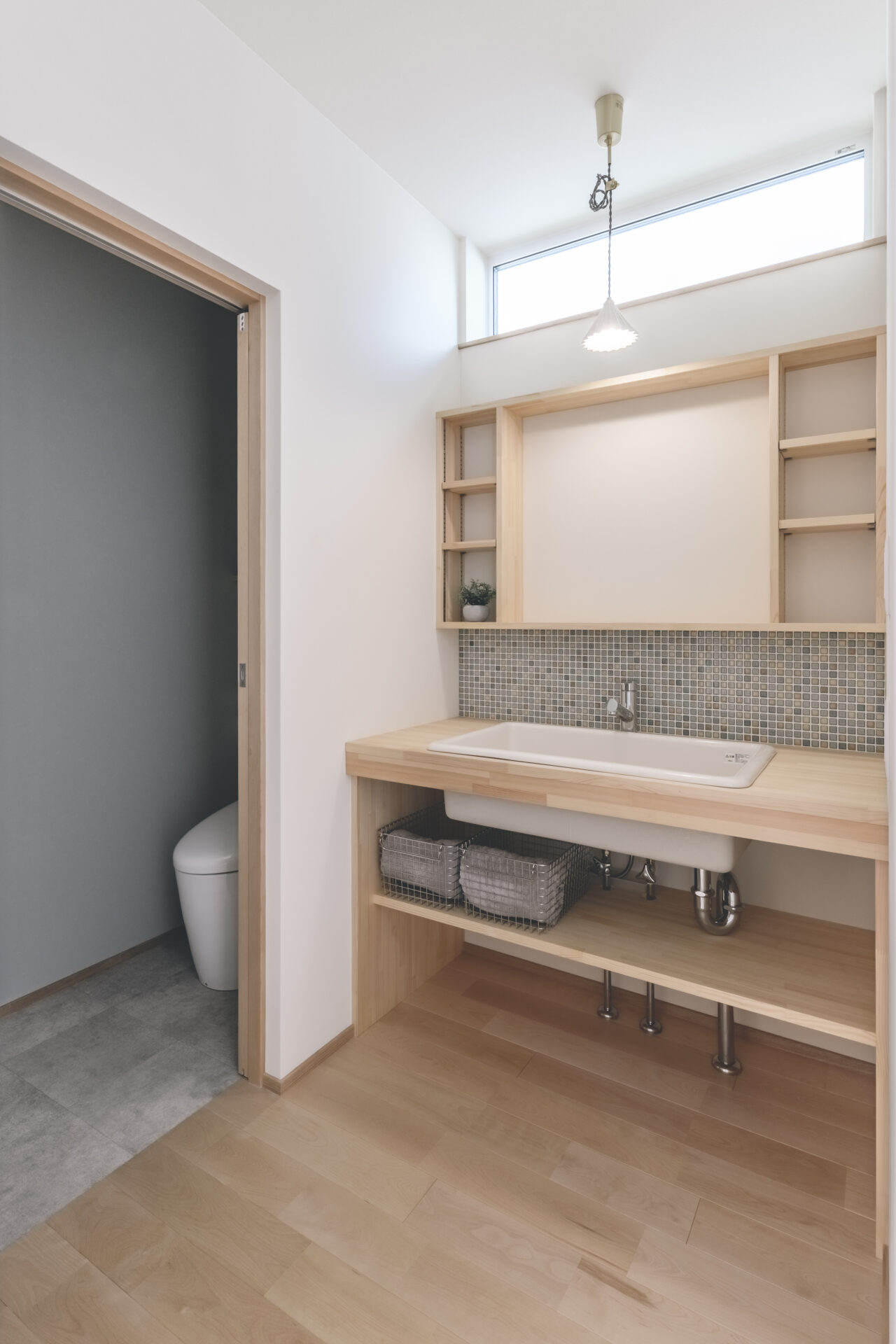 自然の温もりの中で家族が団らんしたくなるお家の写真