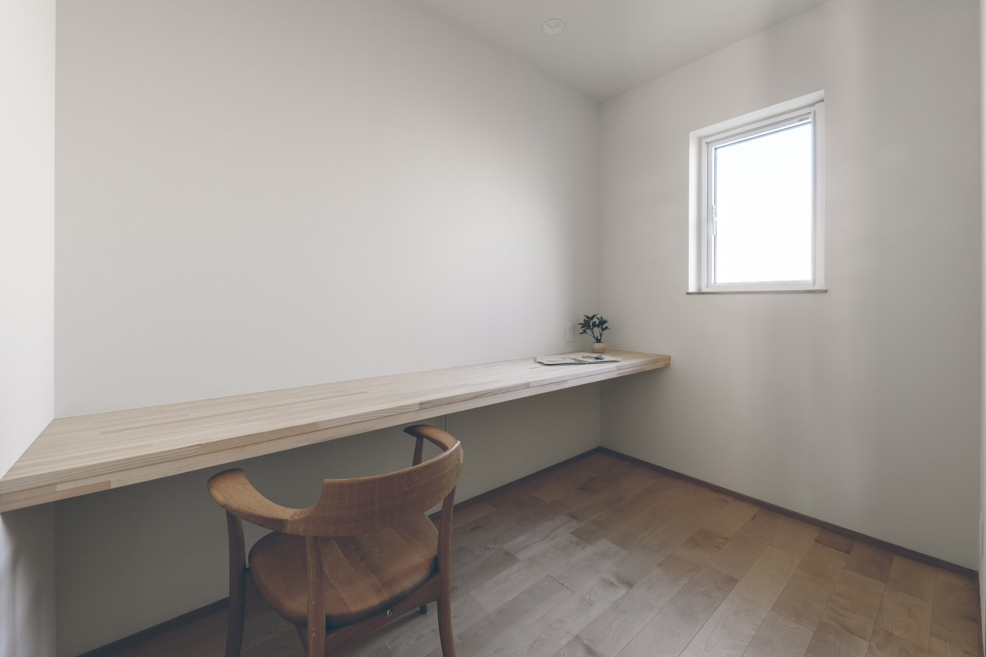 自然の温もりの中で家族が団らんしたくなるお家の写真