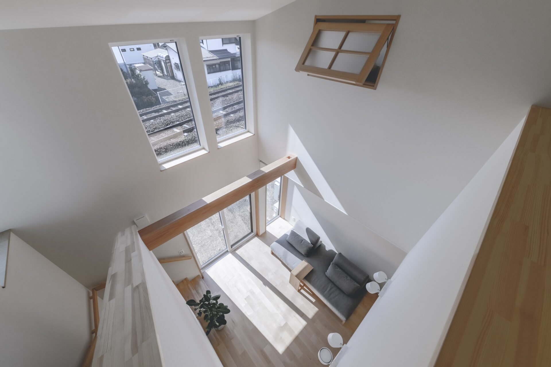 自然の温もりの中で家族が団らんしたくなるお家の写真