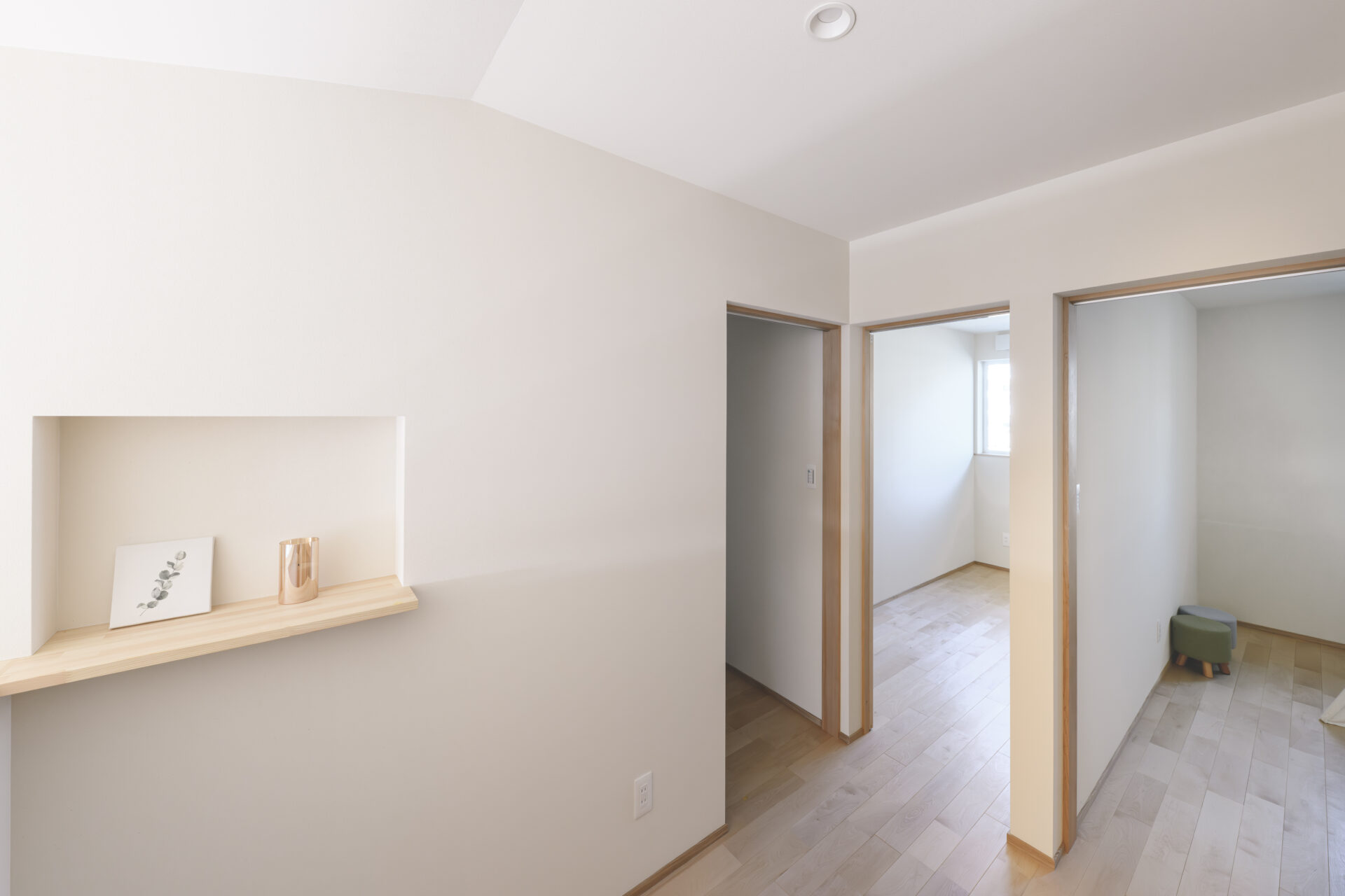 自然の温もりの中で家族が団らんしたくなるお家の写真