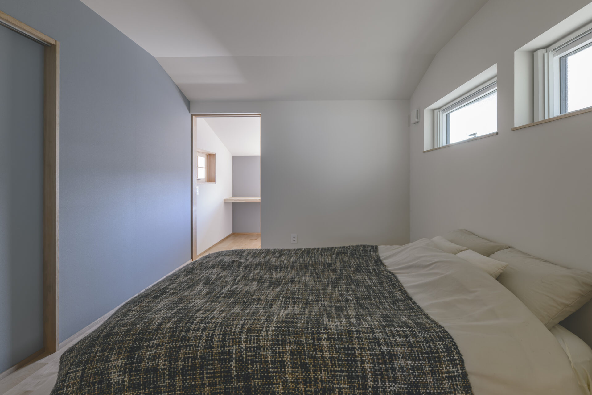 自然の温もりの中で家族が団らんしたくなるお家の写真