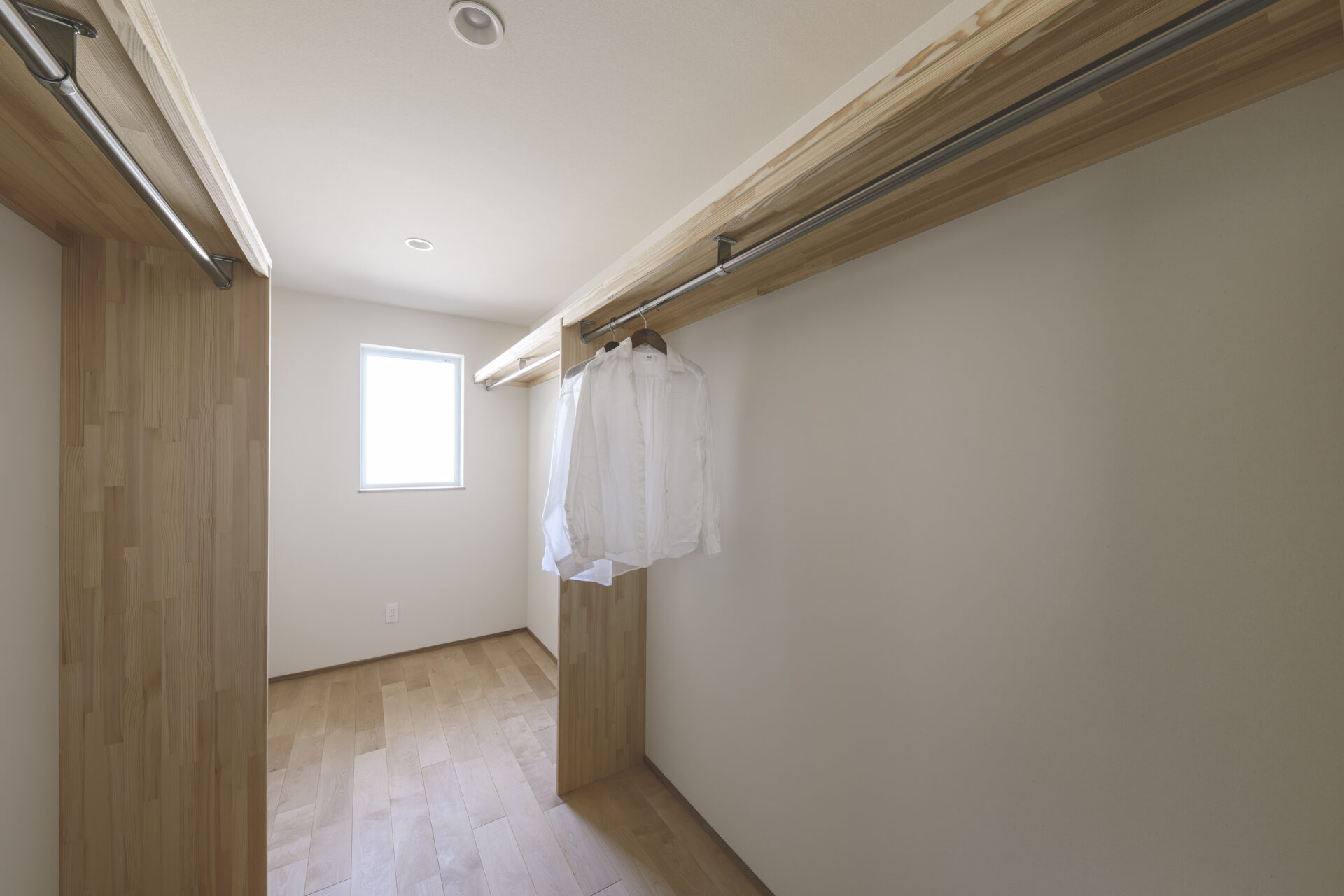 自然の温もりの中で家族が団らんしたくなるお家の写真