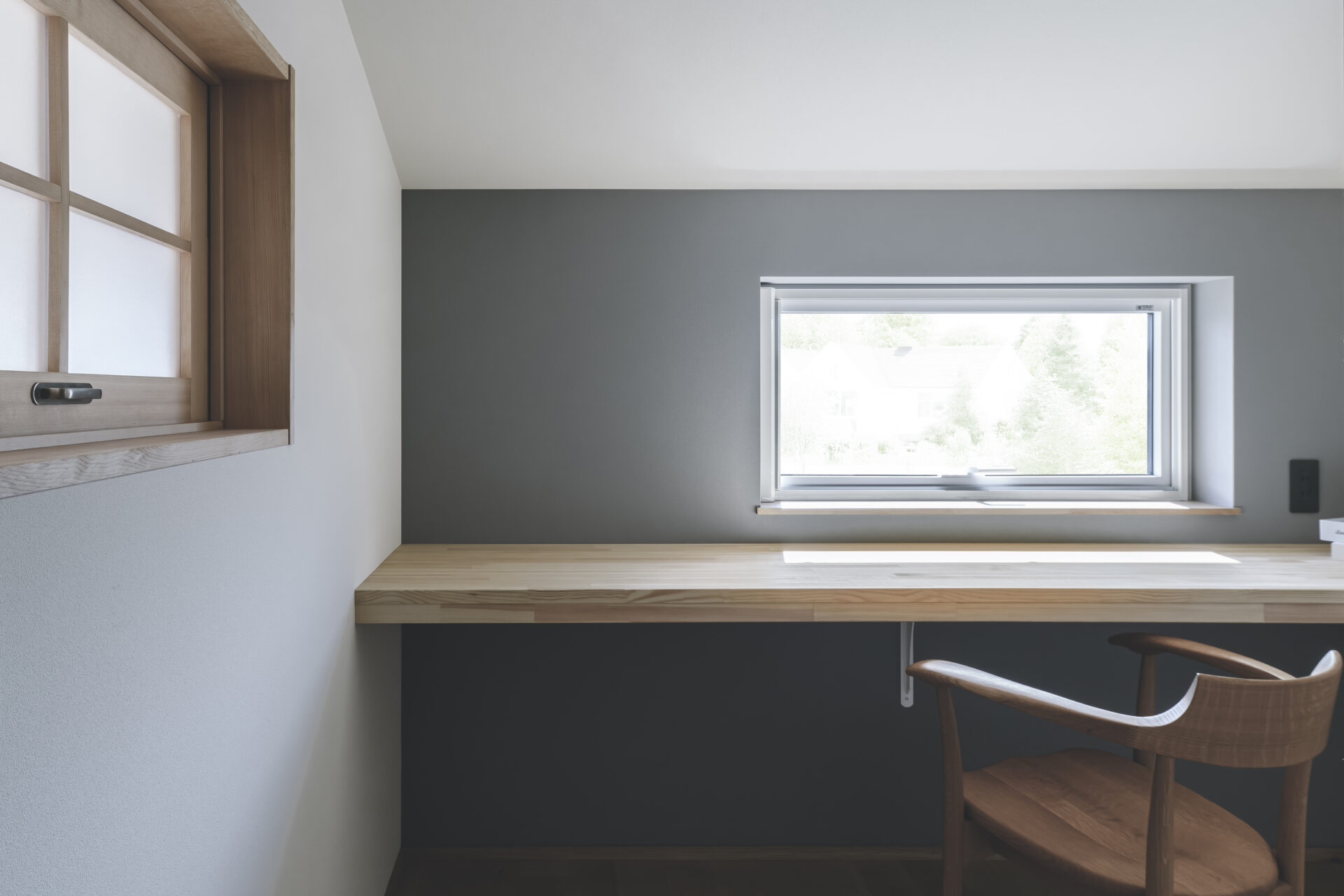 自然の温もりの中で家族が団らんしたくなるお家の写真