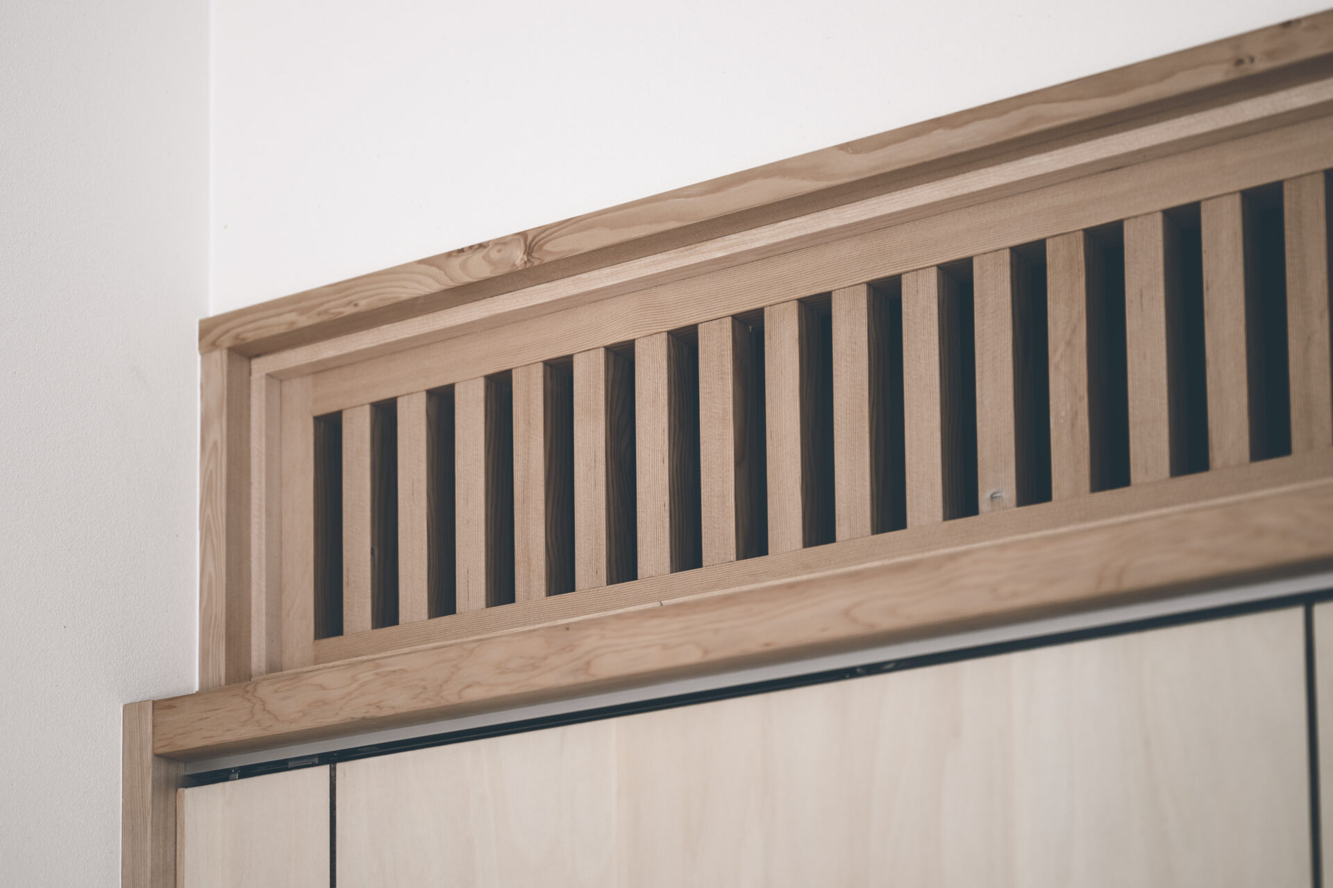 自然の温もりの中で家族が団らんしたくなるお家の写真