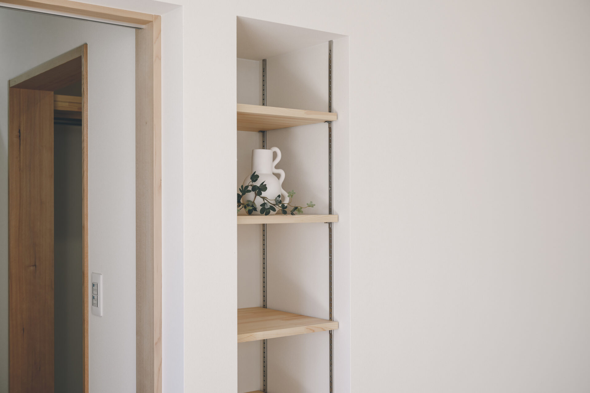 自然の温もりの中で家族が団らんしたくなるお家の写真