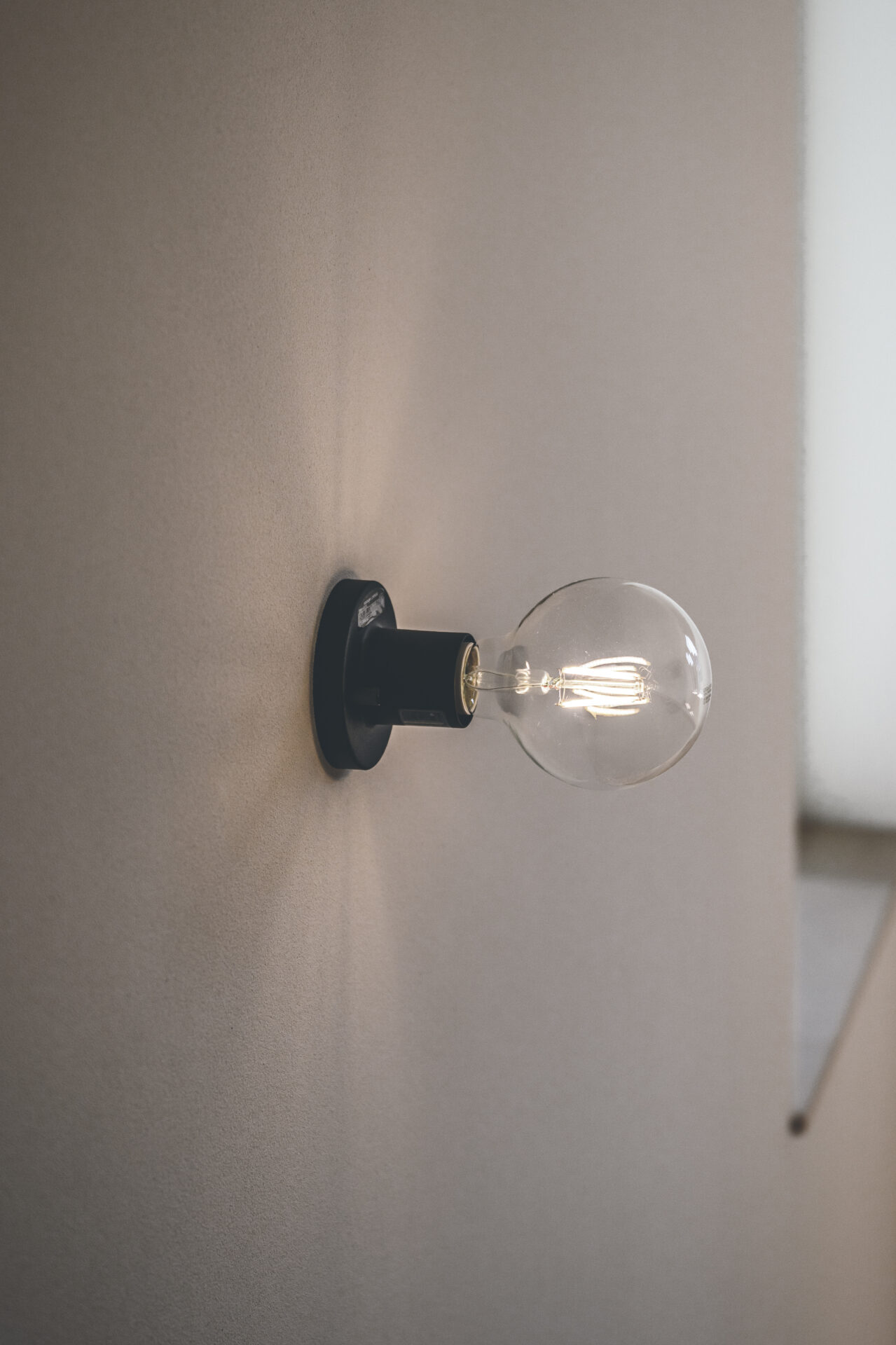 自然の温もりの中で家族が団らんしたくなるお家の写真