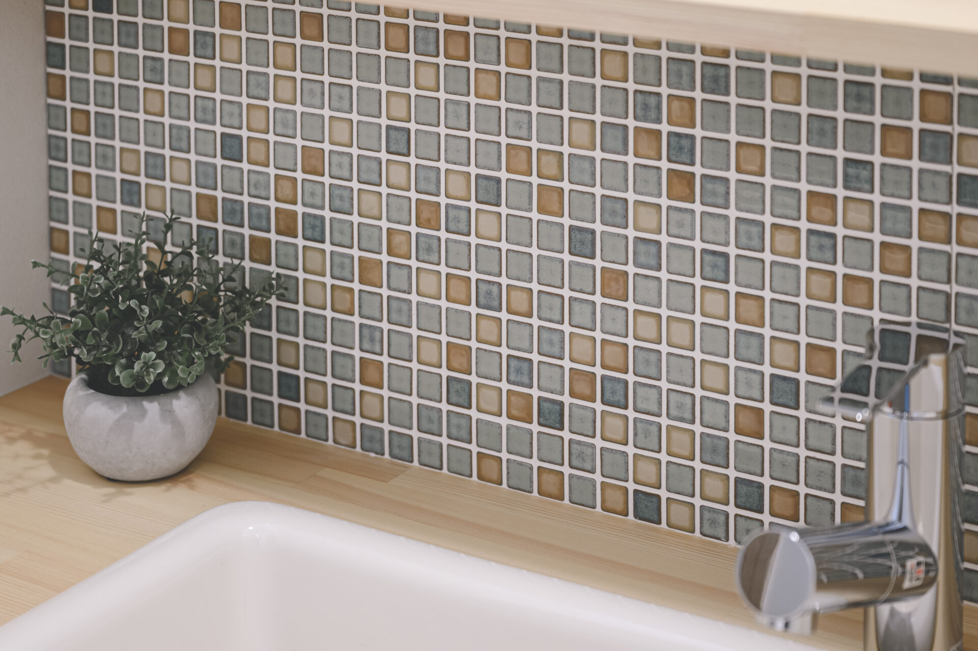 自然の温もりの中で家族が団らんしたくなるお家の写真