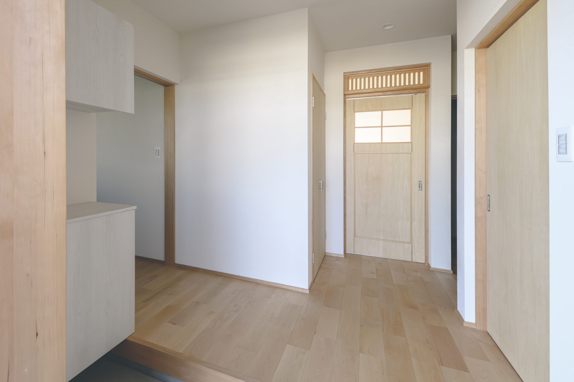 自然の温もりの中で家族が団らんしたくなるお家の写真