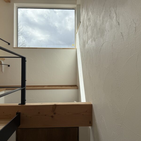 左官職人の手仕事。漆喰の塗り壁ができるまで