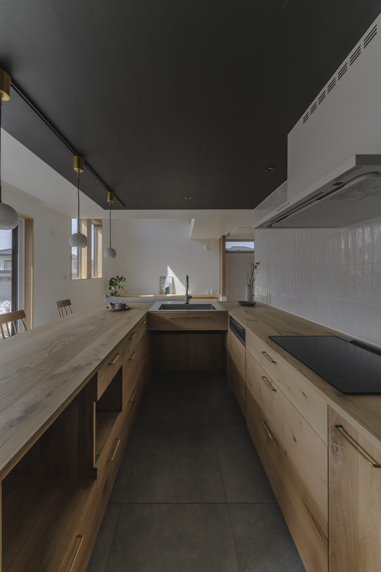 漆喰の心地よさ×造作キッチンの美しさ　満たされる家の写真