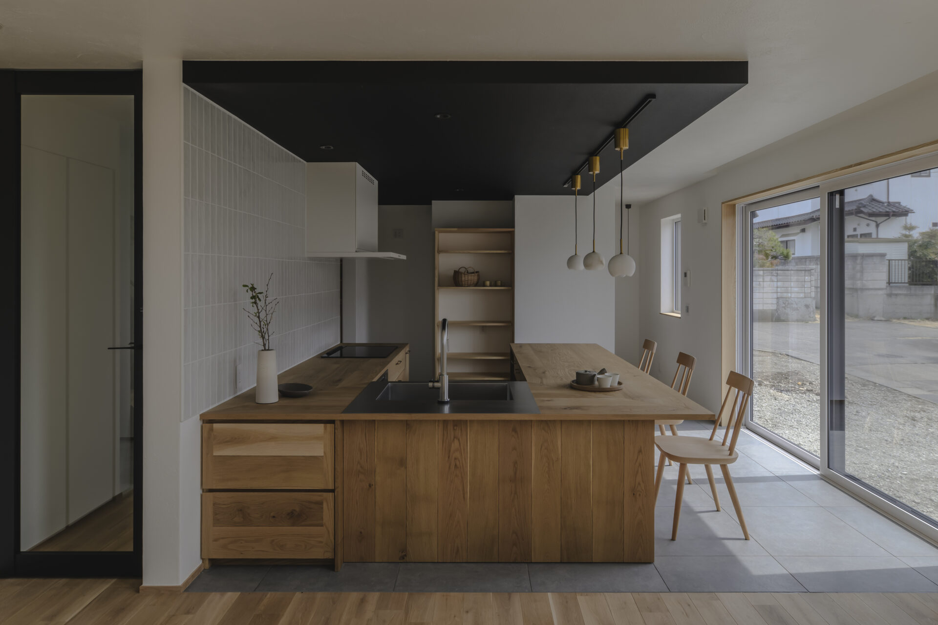 漆喰の心地よさ×造作キッチンの美しさ　満たされる家<の写真2