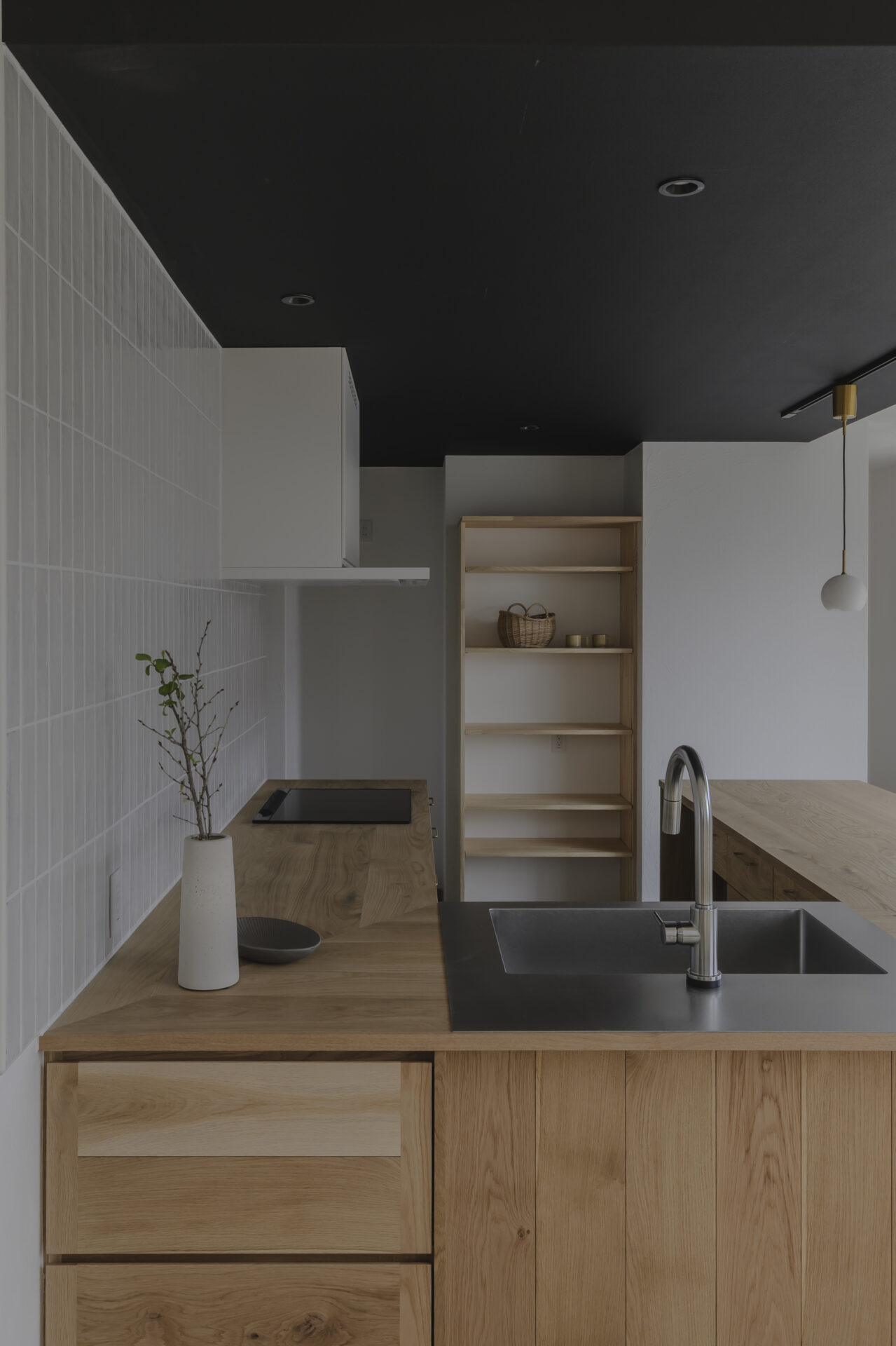 漆喰の心地よさ×造作キッチンの美しさ　満たされる家の写真