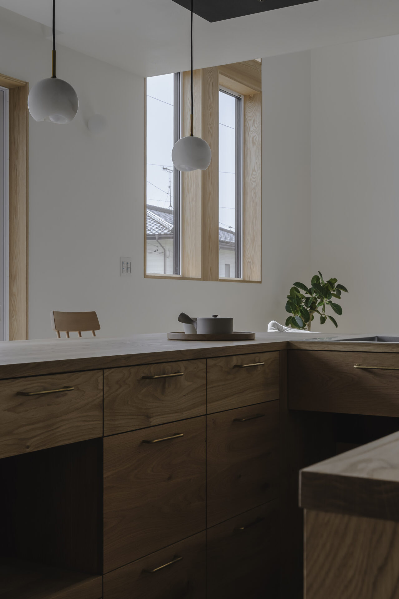 漆喰の心地よさ×造作キッチンの美しさ　満たされる家の写真