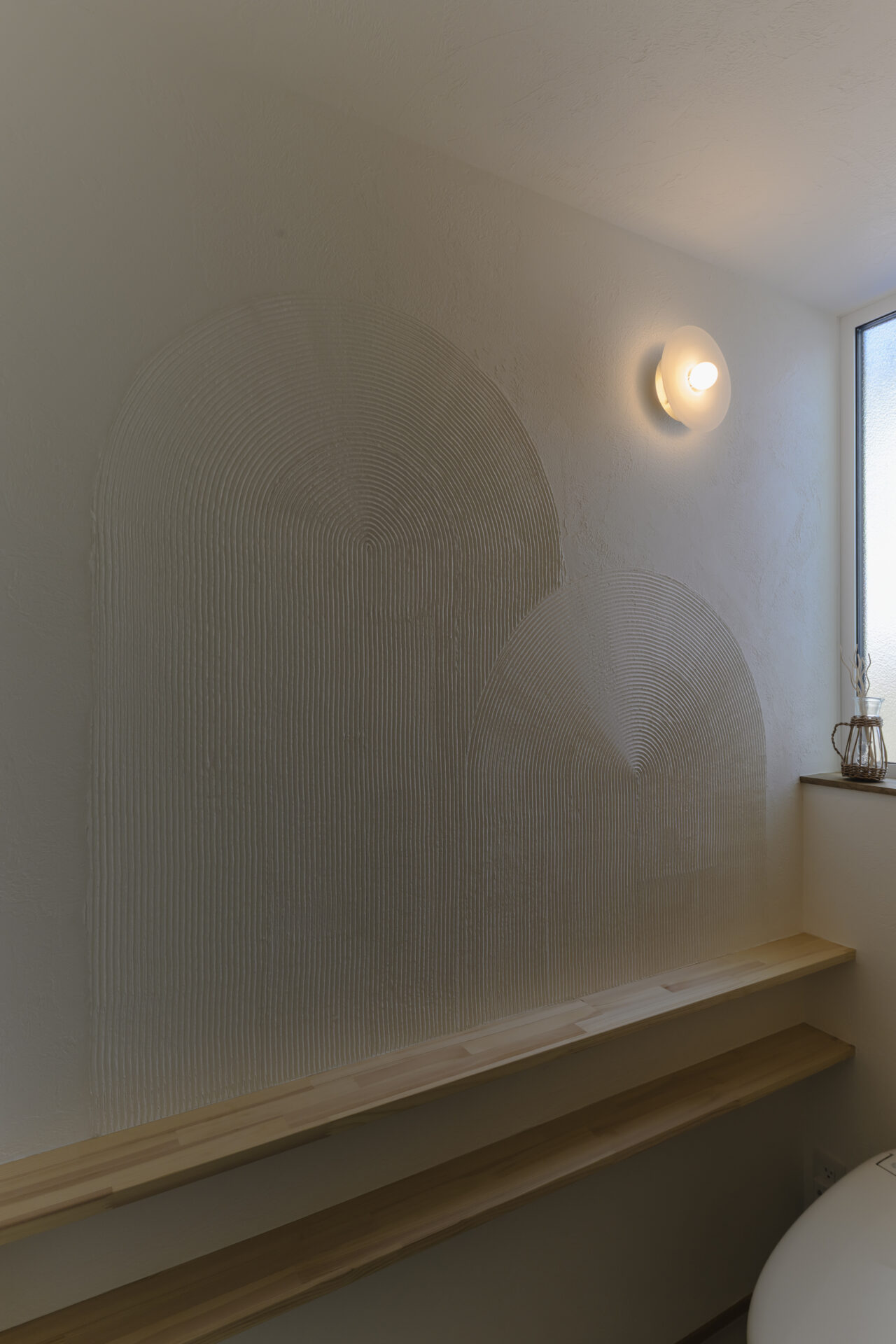 漆喰の心地よさ×造作キッチンの美しさ　満たされる家の写真