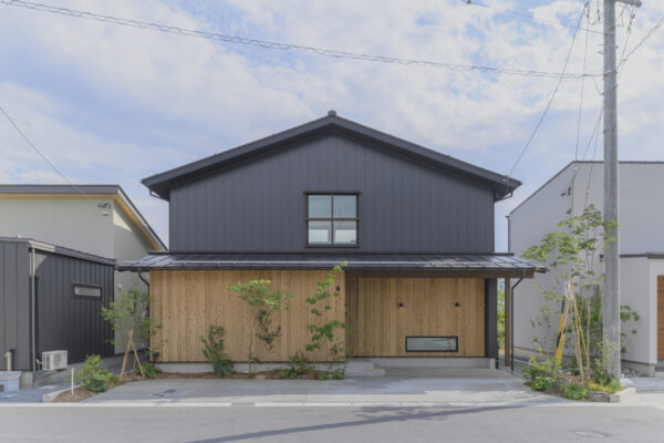 切妻屋根と木の外壁が美しい住まいの外観