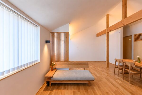 現しの梁と木のぬくもりを感じる吹き抜けリビング