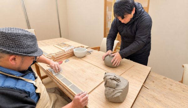 赤塩焼のマグカップを制作している様子
