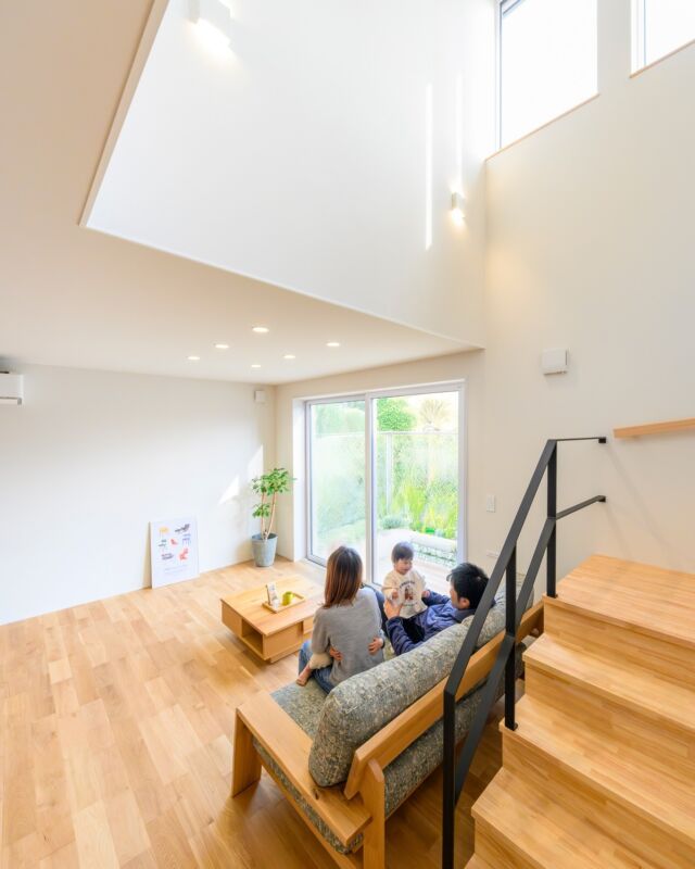 .
吹き抜けから光が降り注ぐ22帖の開放的なリビング。
ナラの無垢材と吹き抜けからの光が心地よさを演出。自然素材に包まれた、家族が集うやさしい空間です。
.
.
🎉【お客様感謝祭 開催！】
————————————————
5月18日（日）10:00〜16:00（予約不要）
いいづなコネクトEAST（長野県上水内郡飯綱町赤塩2489）
子どもから大人まで楽しめるイベントが盛りだくさん！
ぜひご家族で遊びに来てください✨​
-———————————————

「木のぬくもり、人のぬくもり、幸せあふれる家づくり。」
私たち田中建築株式会社は、 「家づくり」を「幸せづくり」にするという信念があります。
同じ志を持った協力業者と共に お客様の思いに寄り添う、顧客密着の工務店です。

-———————————————
︎⬚︎施工事例・資料請求⬚︎
▶ @tanakakenchiku.co
-———————————————
.
.
#吹き抜け
#吹き抜けのある家
#吹き抜けのあるリビング
#リビング階段
#リビングインテリア 
#リビングルーム