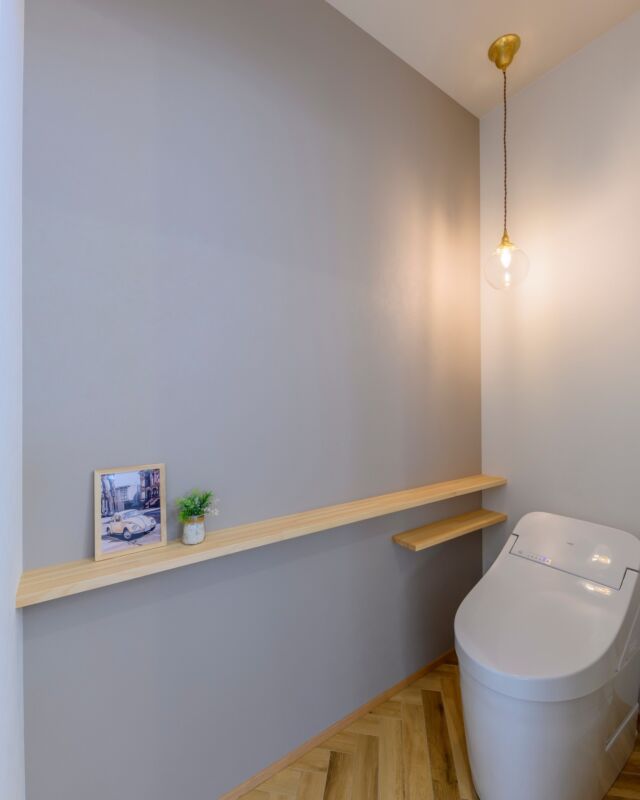 .
トイレは正面の壁にアクセントクロスを貼り、床にはヘリンボーン柄のクッションフロアを採用。照明は洗面スペースと揃え、お施主様こだわりのアイテムをご支給いただきました。毎日使う場所だからこそ、細部まで心地よさとお気に入りを詰め込んだトイレ空間です。
.
.
🎉【お客様感謝祭 開催！】
————————————————
5月18日（日）10:00〜16:00（予約不要）
いいづなコネクトEAST（長野県上水内郡飯綱町赤塩2489）
子どもから大人まで楽しめるイベントが盛りだくさん！
ぜひご家族で遊びに来てください✨​
-———————————————

「木のぬくもり、人のぬくもり、幸せあふれる家づくり。」
私たち田中建築株式会社は、 「家づくり」を「幸せづくり」にするという信念があります。
同じ志を持った協力業者と共に お客様の思いに寄り添う、顧客密着の工務店です。

-———————————————
︎⬚︎施工事例・資料請求⬚︎
▶ @tanakakenchiku.co
-———————————————
.
.
#トイレ
#トイレ収納 
#トイレ手洗い 
#トイレ照明
#トイレインテリア